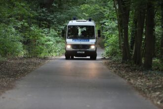 Polizeiauto im Wald bei Berlin (Archiv)