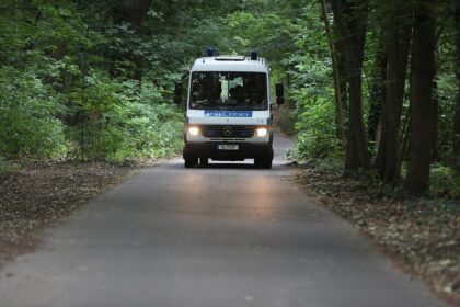 Polizeiauto im Wald bei Berlin (Archiv)