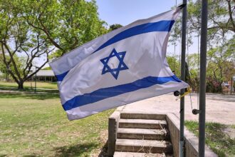Israelische Fahne in einem Kibbuz (Archiv)