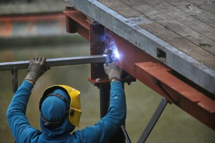 Schweißer bei der Arbeit (Archiv)