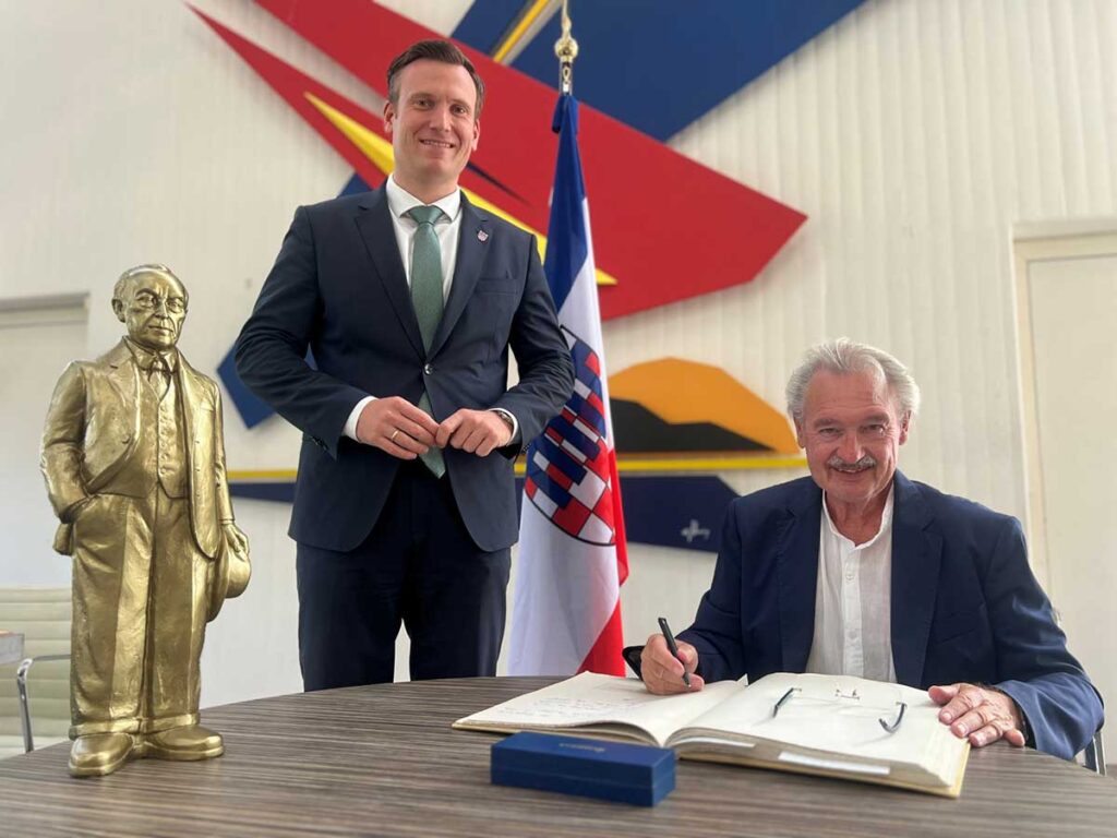 Jean Asselborn trägt sich im Rathaus von Bad Honnef in das Goldene Buch der Stadt ein.
