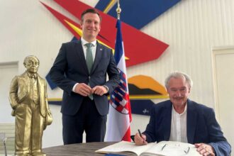 Jean Asselborn trägt sich im Rathaus von Bad Honnef in das Goldene Buch der Stadt ein.