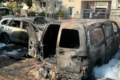 Feuerwehr löscht Brand auf einem Schrottplatz in Bonn-Beuel