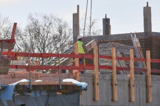 Bauarbeiter auf Baustelle (Archiv)
