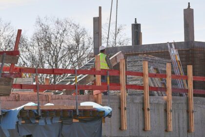 Bauarbeiter auf Baustelle (Archiv)