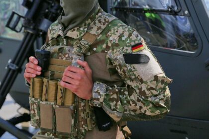 Bundeswehrsoldat in Flecktarnuniform (Archiv)