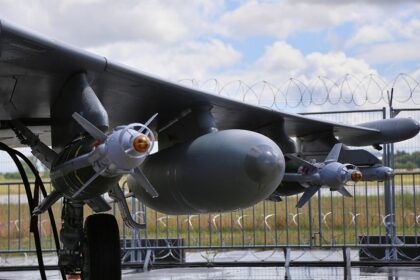 Bewaffnung unter einem Kampfjet (Archiv)