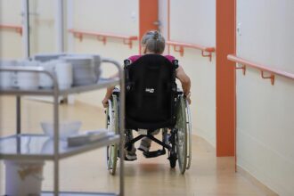 Alte Frau in einem Pflegeheim (Archiv)