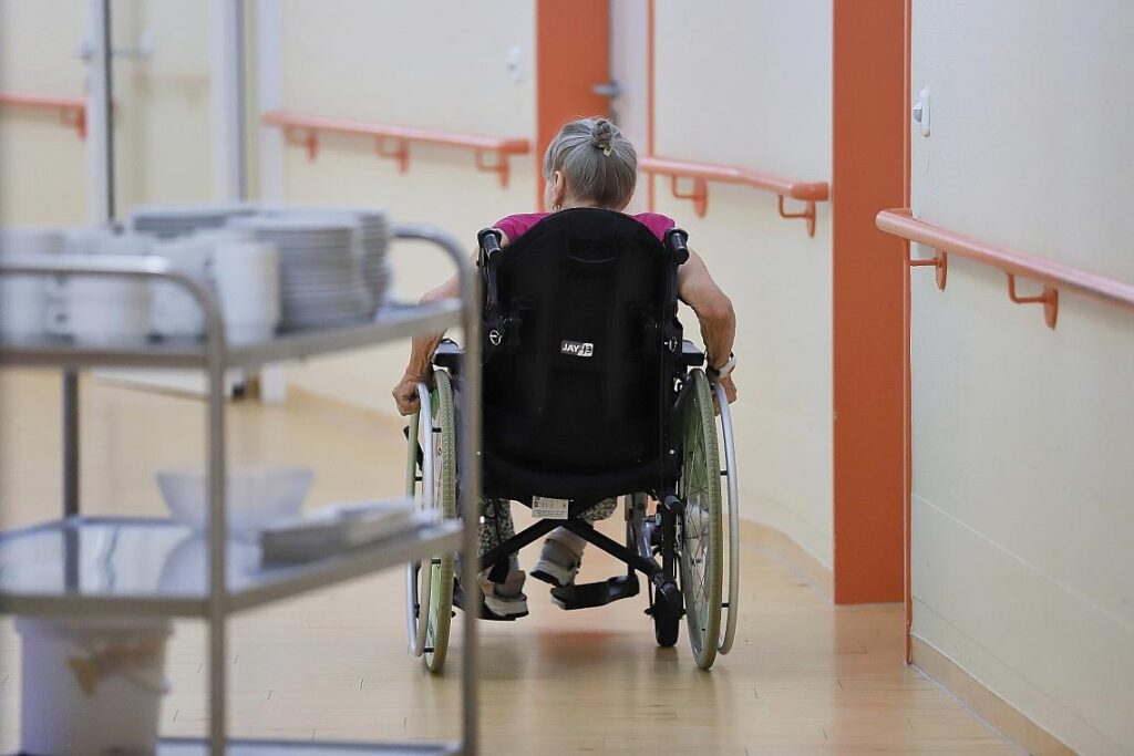 Alte Frau in einem Pflegeheim (Archiv)