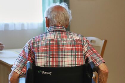 Alter Mann in einem Pflegeheim (Archiv)