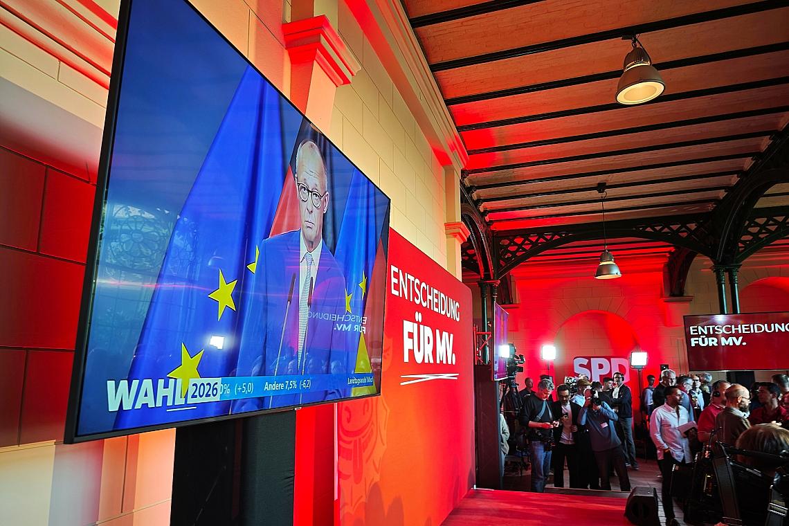 Friedrich Merz auf Monitor bei SPD-Wahlparty in Schwerin am 20.09.2026