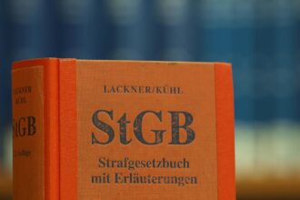 Das Strafgesetzbuch in einer Bibliothek (Archiv)