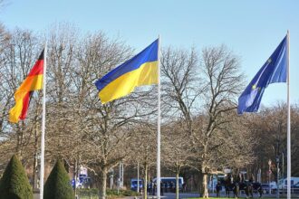 Fahnen von Deutschland, Ukraine und der EU (Archiv)