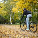 Radfahrende im Herbst auf einem nassen Radweg im Rhein-Sieg-Kreis