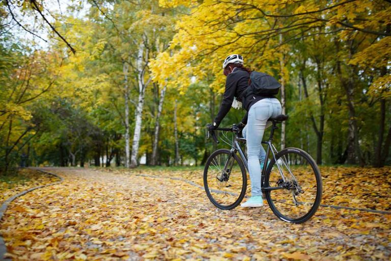 Radfahrende im Herbst auf einem nassen Radweg im Rhein-Sieg-Kreis