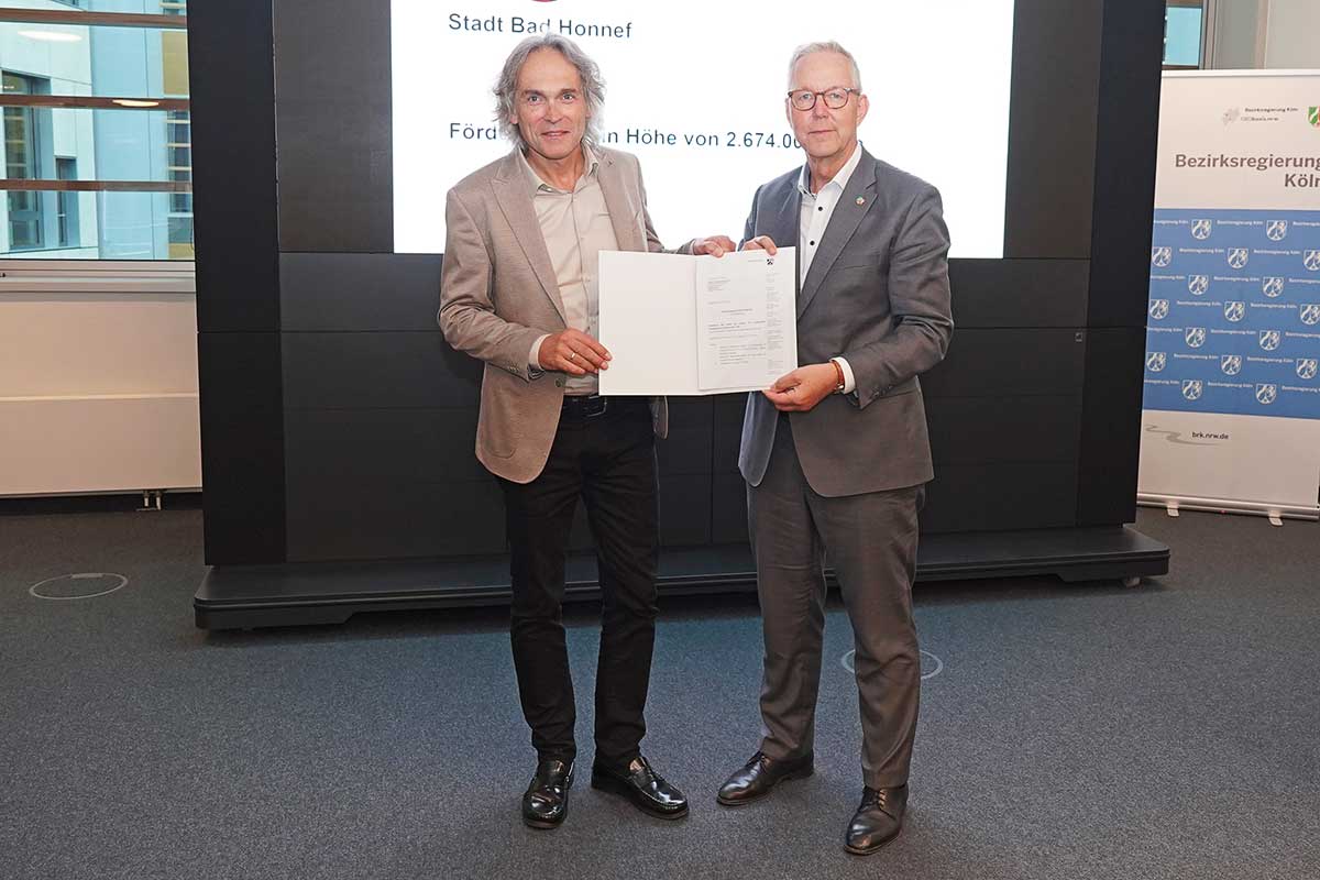 Bad Honnef erhält 2,7 Millionen Euro für die Innenstadt 2 Uebergabe Foerderbescheid