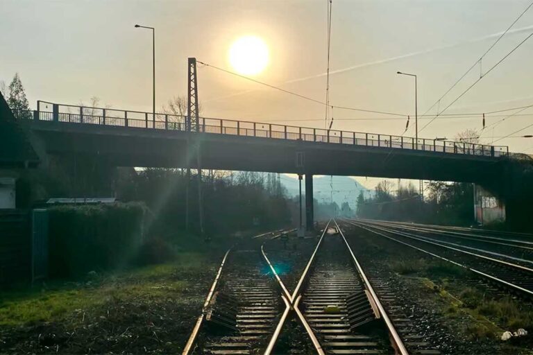 Neue Stabbogenbrücke an der L193 in Königswinter-Oberdollendorf vor dem Einschub über die Bahngleise