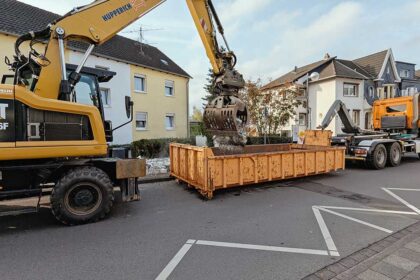 Abriss des Bushäuschens in Selhof