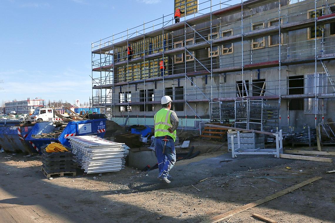 Bauarbeiter auf Baustelle (Archiv)