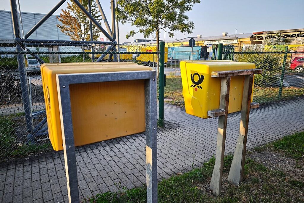 Briefkästen vor Briefzentrum (Archiv)