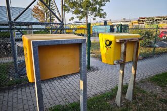 Briefkästen vor Briefzentrum (Archiv)