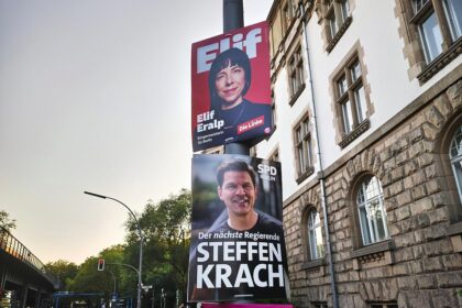Wahlplakate mit Elif Eralp, Linke, und Steffen Krach, SPD (Archiv)