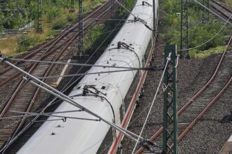 ICE T auf Bahnstrecke (Archiv)