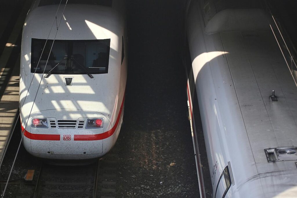 Zwei ICE-Züge im Bahnhof (Archiv)