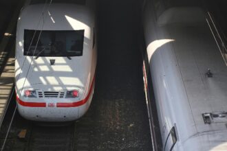 Zwei ICE-Züge im Bahnhof (Archiv)