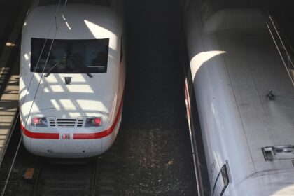 Zwei ICE-Züge im Bahnhof (Archiv)