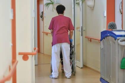 Pfleger im Pflegeheim (Archiv)