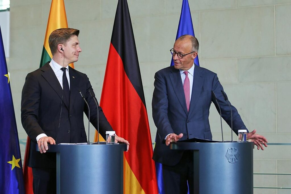 Mindaugas Sinkevicius und Friedrich Merz am 05.10.2026