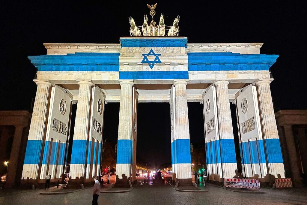 Brandenburger Tor in den Farben von Israel am 07.10.2026