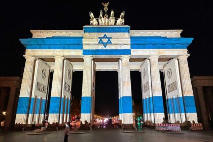 Brandenburger Tor in den Farben von Israel am 07.10.2026