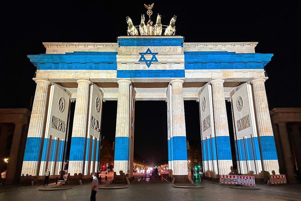 Brandenburger Tor in den Farben von Israel am 07.10.2026