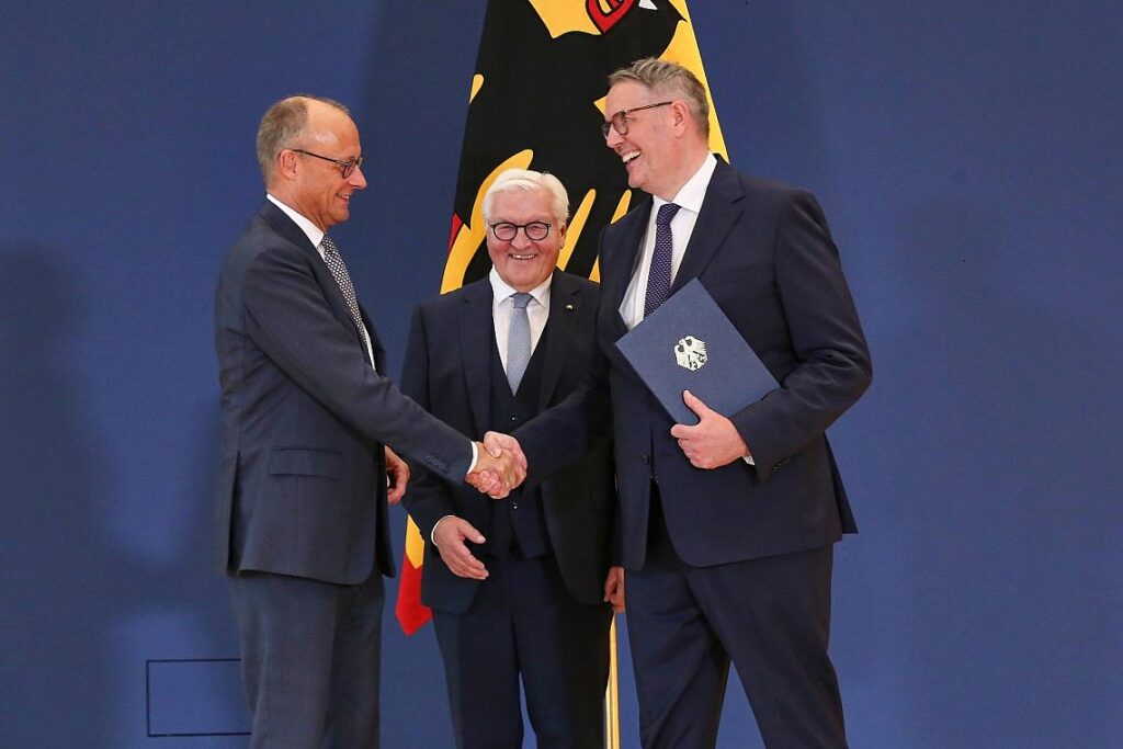 Friedrich Merz, Frank-Walter Steinmeier und Alexander Schweitzer am 13.10.2026