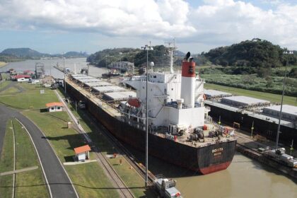 Frachtschiff im Panama-Kanal (Archiv)