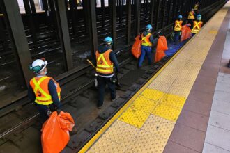 Reinigungskräfte in einer New Yorker U-Bahn-Station (Archiv)