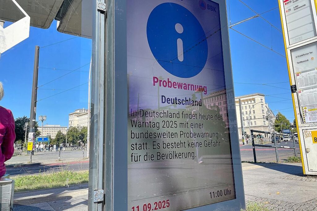 Probealarm auf einer digitalen Werbetafel (Archiv)
